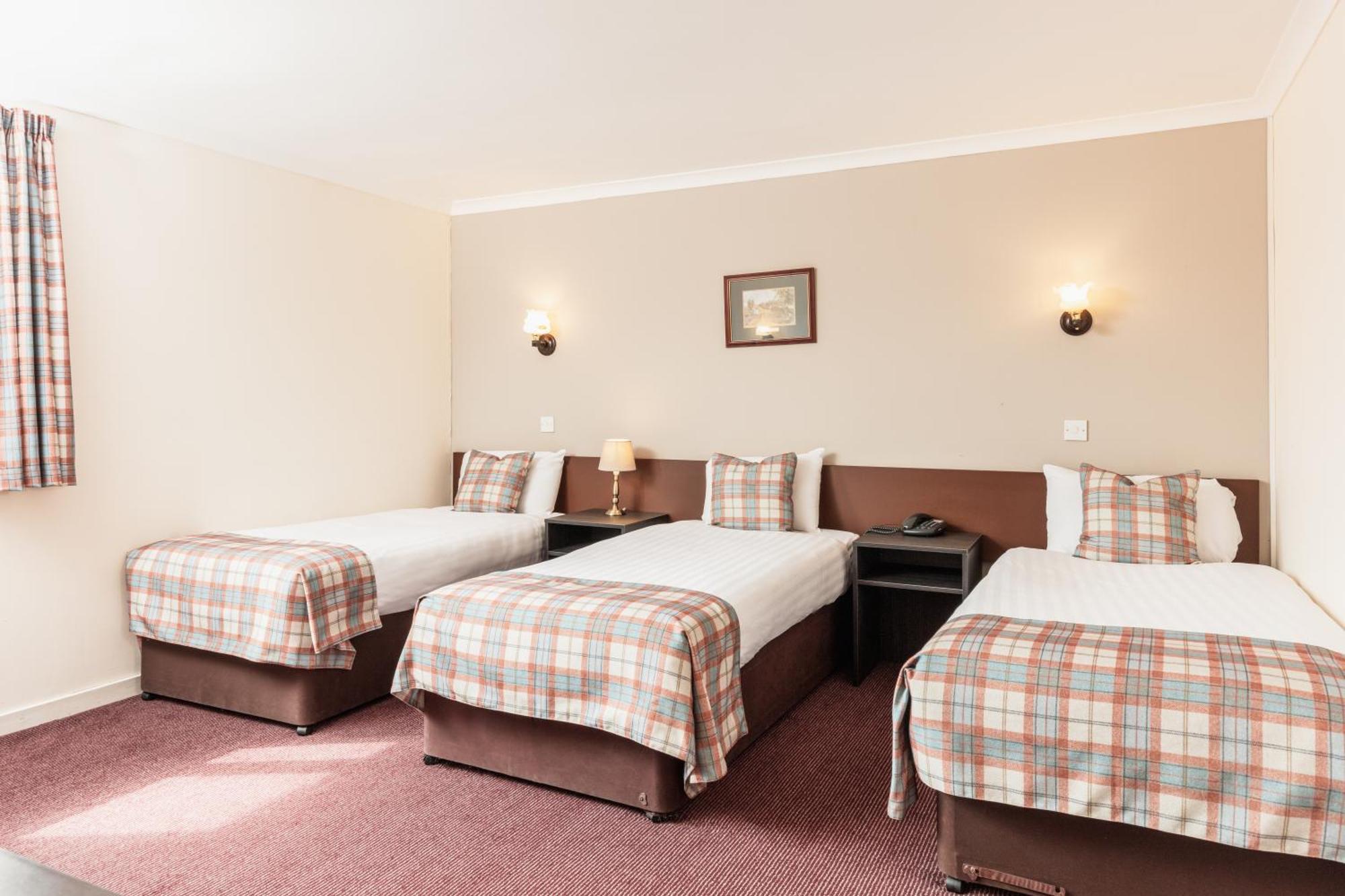 Highlander Hotel 'A Bespoke Hotel' Newtonmore Extérieur photo
