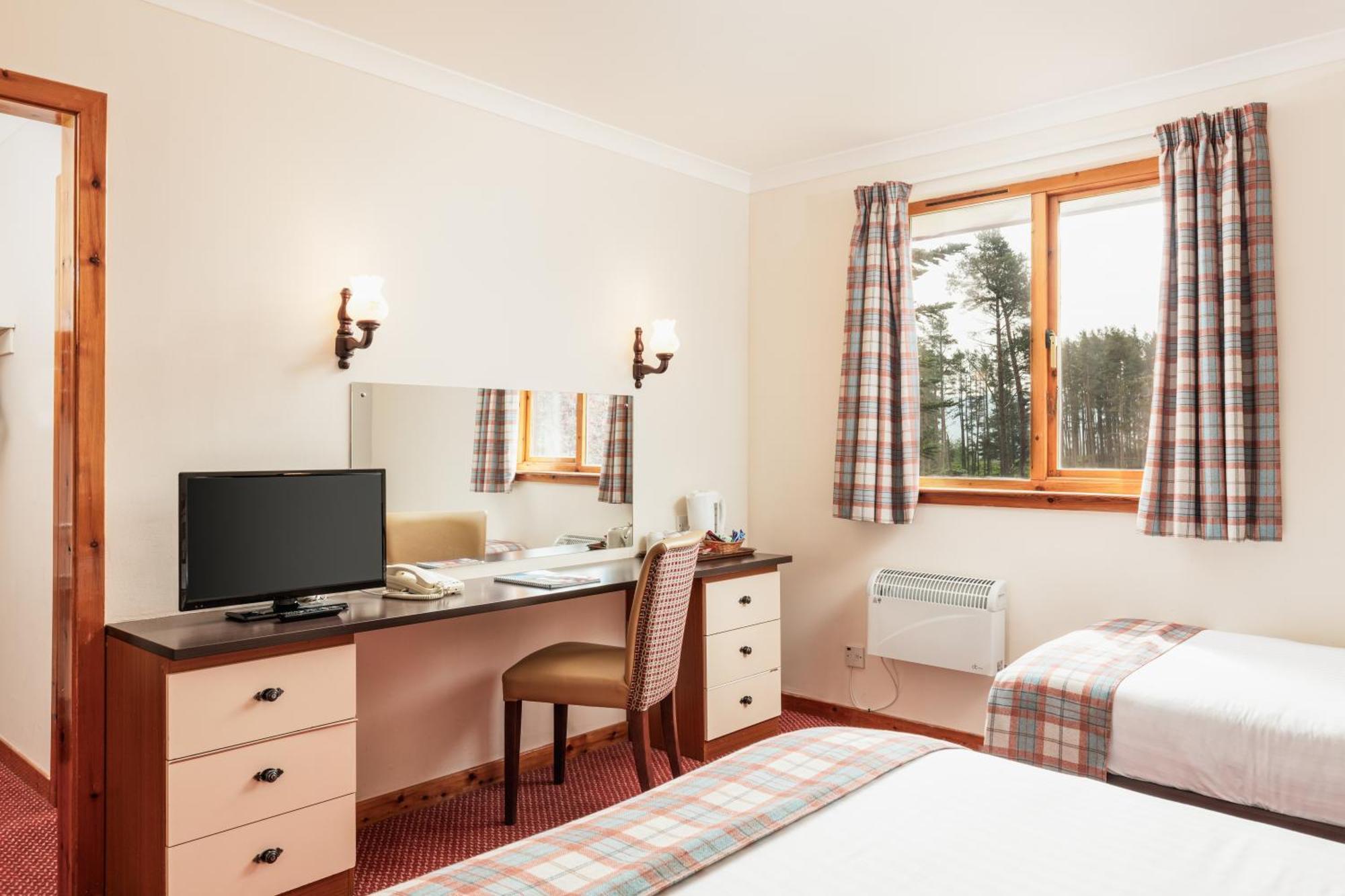 Highlander Hotel 'A Bespoke Hotel' Newtonmore Extérieur photo